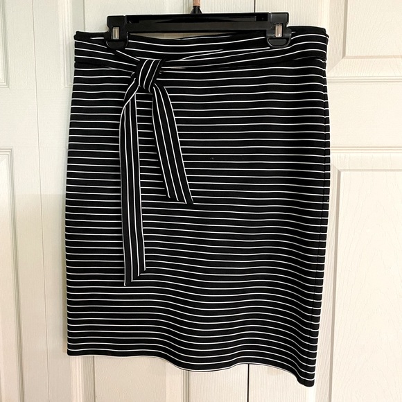 LOFT Dresses & Skirts - Loft black and white striped skirt size medium
